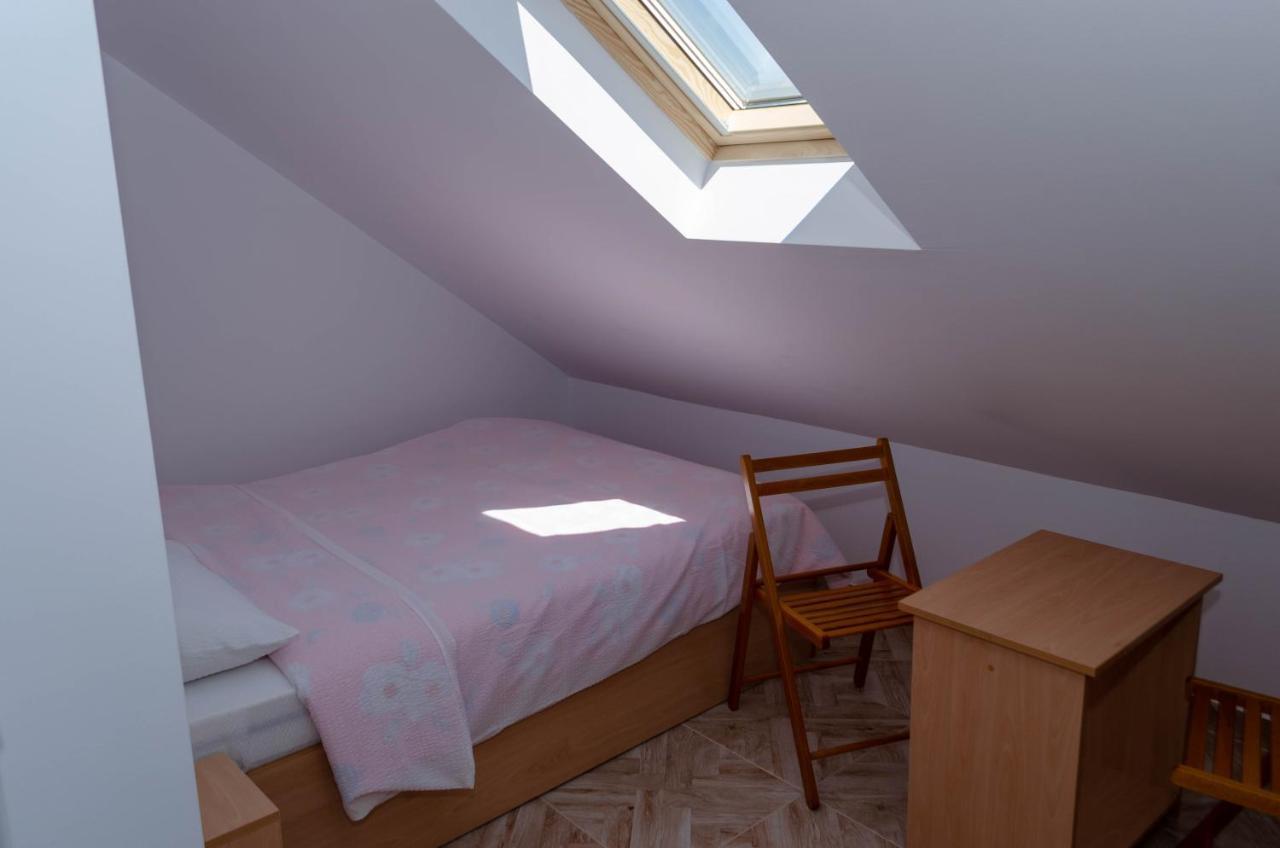 Ferienwohnung Mansarda Mica Cu Baie Proprie Cluj-Napoca Exterior foto
