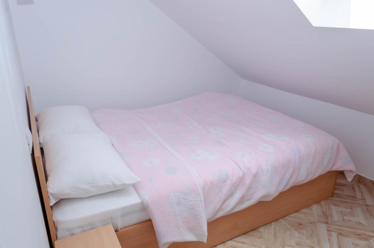 Ferienwohnung Mansarda Mica Cu Baie Proprie Cluj-Napoca Exterior foto